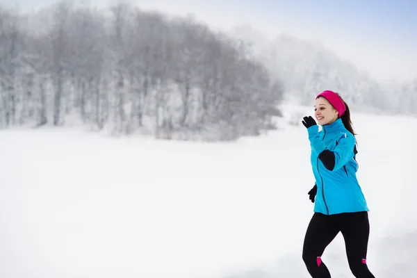 Frau läuft im Winter — Stockfoto