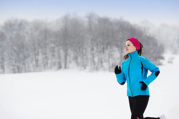 Vrouw uitgevoerd in de winter — Stockfoto