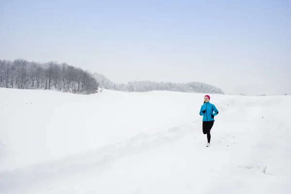 Frau läuft im Winter — Stockfoto