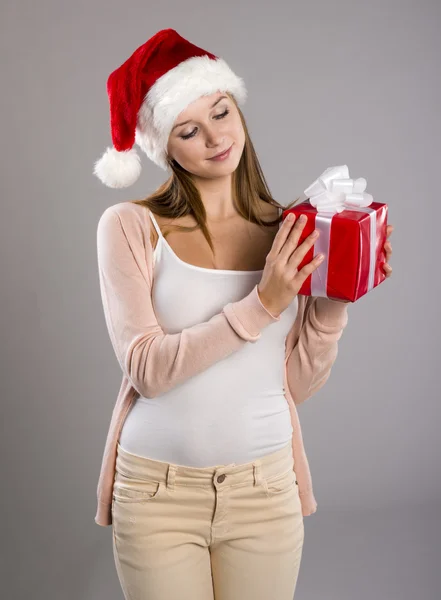 Mulher de Natal bonita com presente — Fotografia de Stock