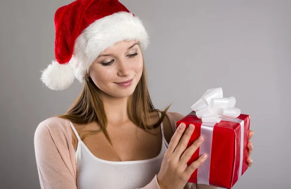 Belle femme de Noël avec cadeau — Photo