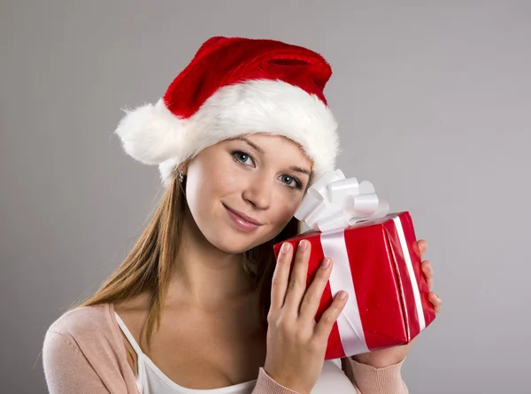 Mulher de Natal bonita com presente — Fotografia de Stock