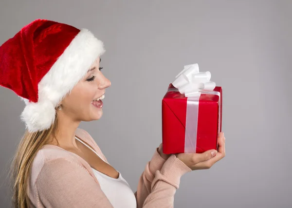 Beautiful christmas woman with gift — Stock Photo, Image