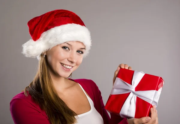 Hermosa mujer de Navidad con regalo —  Fotos de Stock