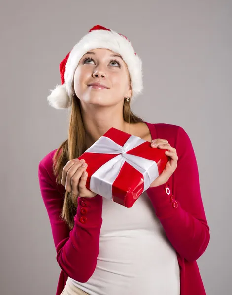 Mooie kerst vrouw met cadeau — Stockfoto