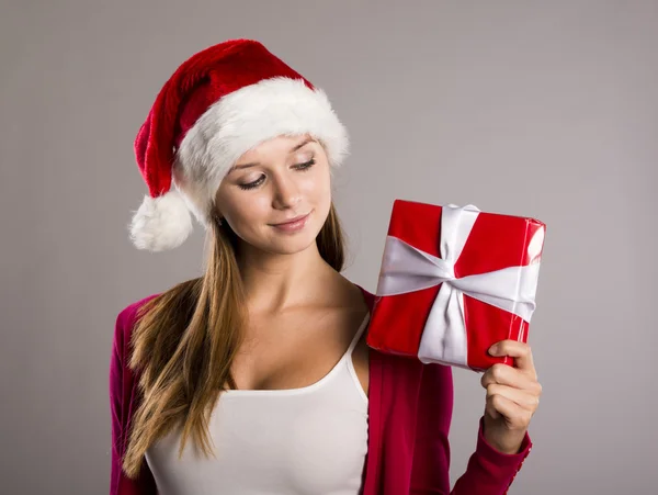 Mooie kerst vrouw met cadeau — Stockfoto