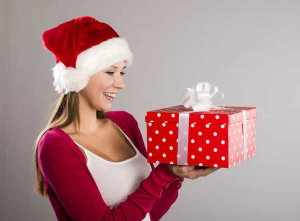 Hermosa mujer de Navidad con regalo — Foto de Stock