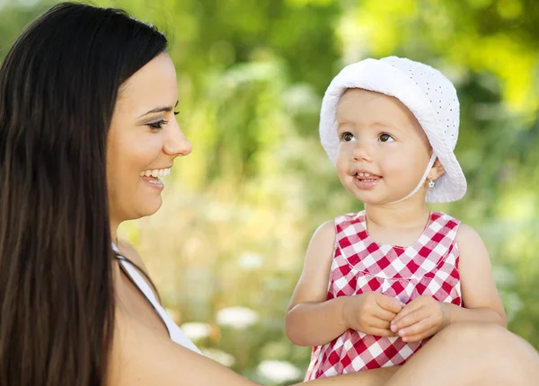 Madre e hija —  Fotos de Stock