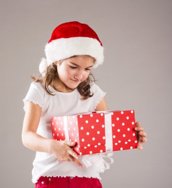 Noel hediye ile Noel Baba şapkalı küçük kız