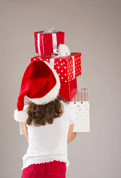 Petite fille en chapeau de Père Noël avec cadeau de Noël — Photo