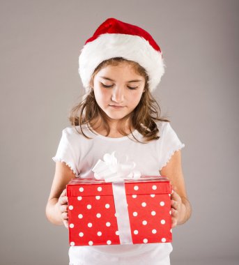 Noel hediye ile Noel Baba şapkalı küçük kız