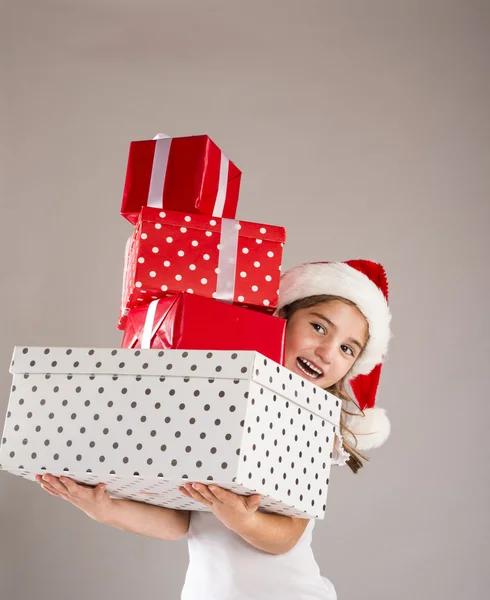 Menina pequena em santa chapéu com presente de Natal — Fotografia de Stock