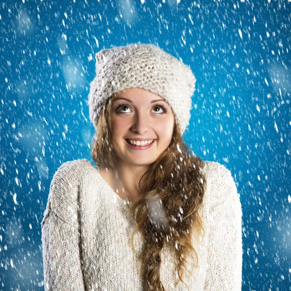 Bella donna in maglione caldo — Foto Stock