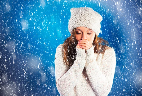 Bella donna in maglione caldo — Foto Stock