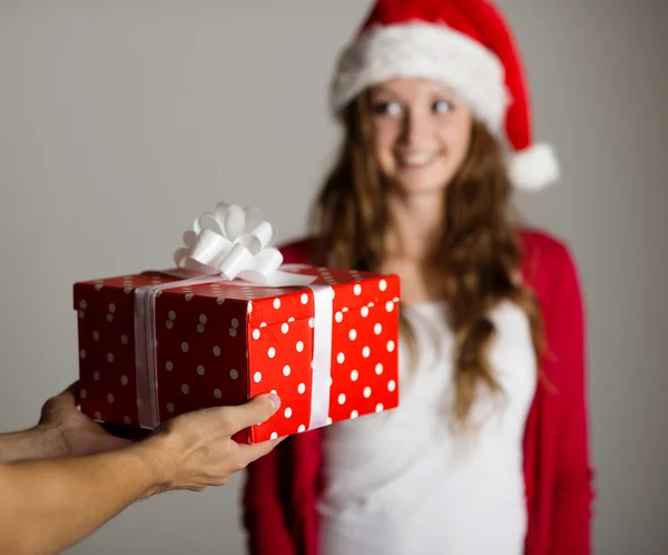 Uomo consegna regalo donna — Foto Stock