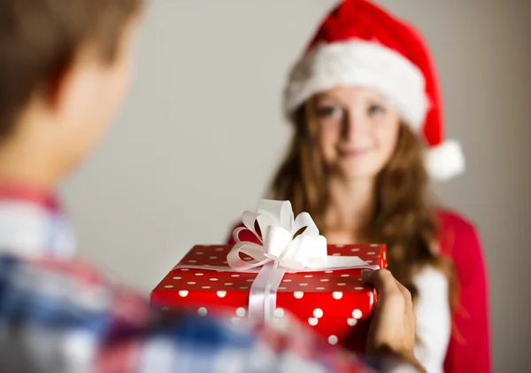 Uomo consegna regalo donna — Foto Stock