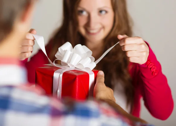 Mens overdracht vrouw cadeau — Stockfoto