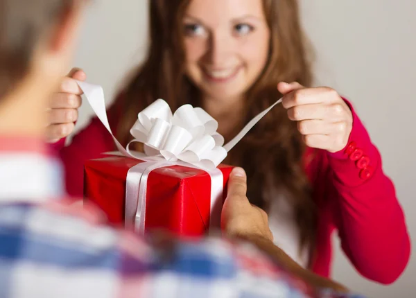 Uomo consegna regalo donna — Foto Stock