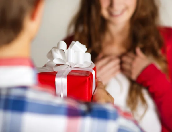 Homem entregando presente mulher — Fotografia de Stock