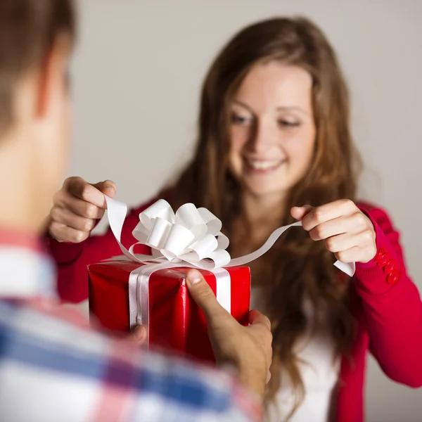 Mens overdracht vrouw cadeau — Stockfoto