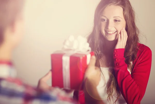 Uomo consegna regalo donna — Foto Stock