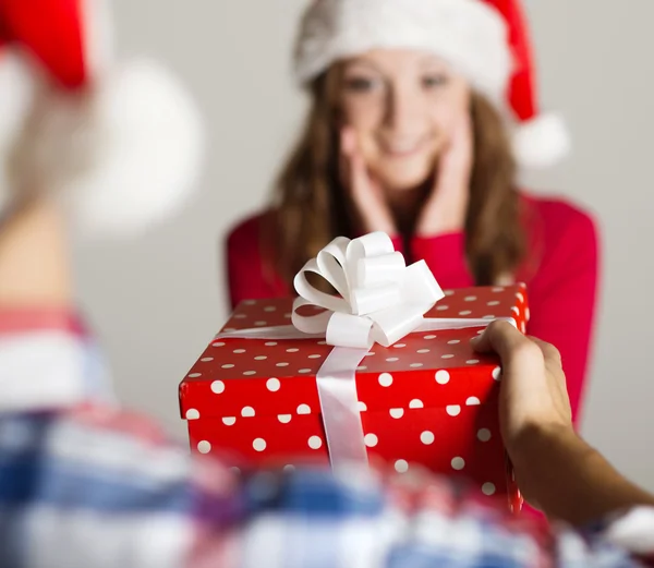 Uomo consegna regalo donna — Foto Stock