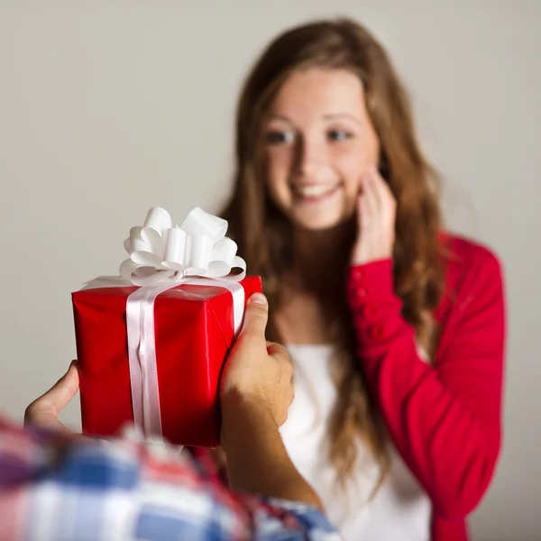 Man handing woman gift — Stock Photo, Image