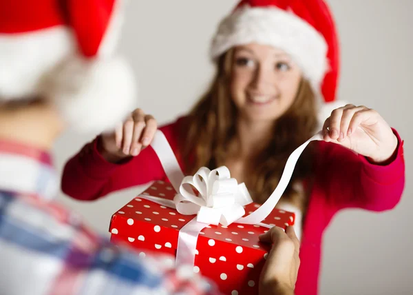 Mann überreicht Frau Geschenk — Stockfoto