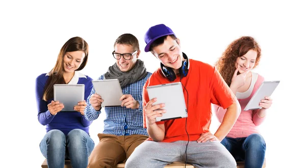 Jóvenes con tabletas — Foto de Stock