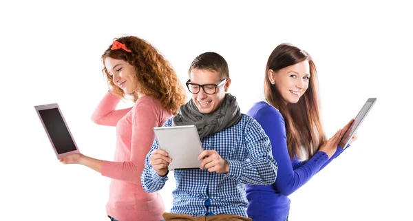 Jóvenes con tabletas — Foto de Stock