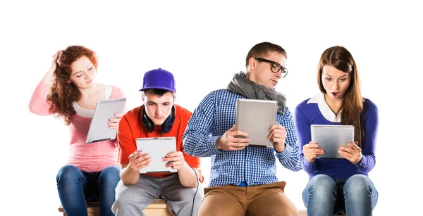 Jóvenes con tabletas — Foto de Stock