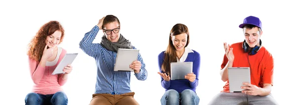 Jóvenes con tabletas — Foto de Stock