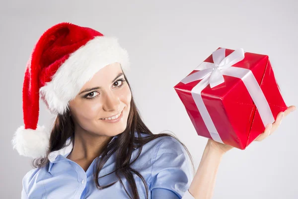 Hermosa mujer con regalo de Navidad — Foto de Stock