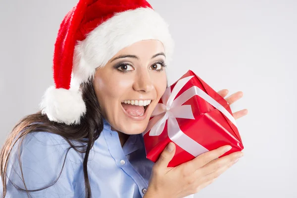 Schöne Frau mit Weihnachtsgeschenk — Stockfoto