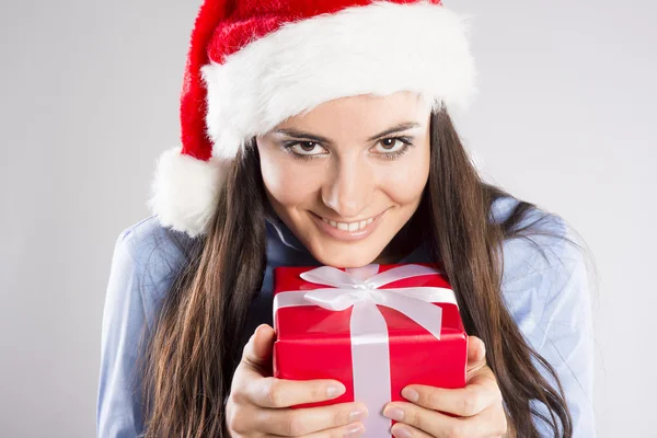 Hermosa mujer con regalo de Navidad —  Fotos de Stock