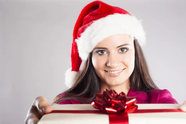 Schöne Frau mit Weihnachtsgeschenk — Stockfoto