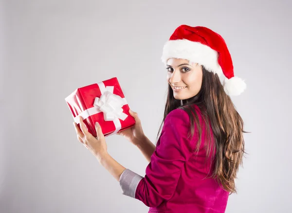 Bella donna con regalo di Natale — Foto Stock