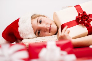 Noel hediye ile Noel Baba şapkalı küçük kız