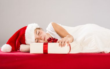 Noel hediye ile Noel Baba şapkalı küçük kız