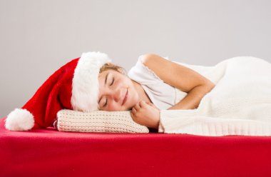 Noel hediye ile Noel Baba şapkalı küçük kız