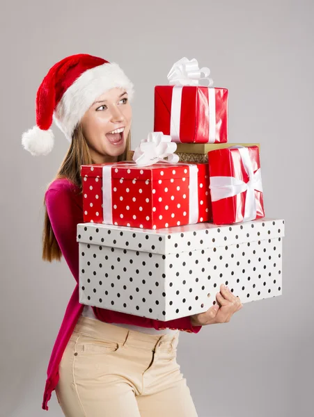 Krásná vánoční žena s dárkem — Stock fotografie