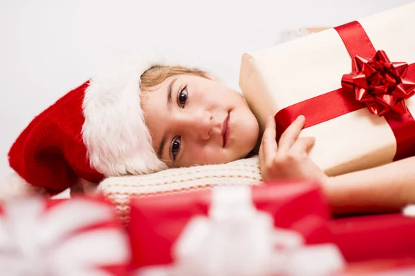 Klein meisje in Kerstman hoed met de gift van Kerstmis — Stockfoto