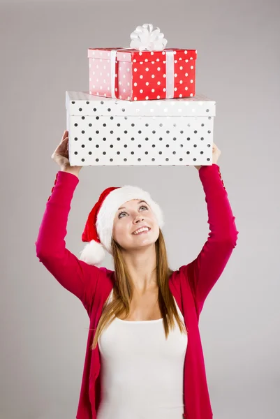 Bella donna di Natale con regalo — Foto Stock