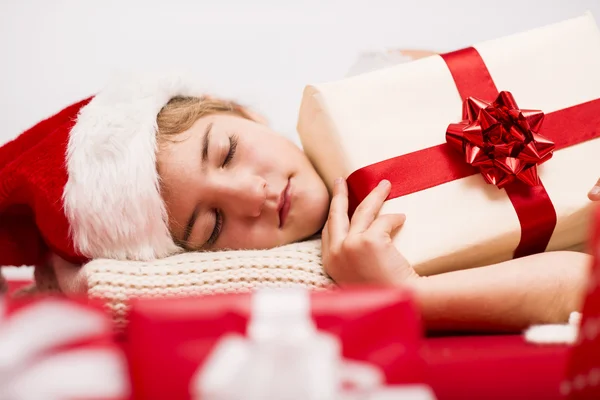 Niña en sombrero de santa con regalo de Navidad — Foto de Stock