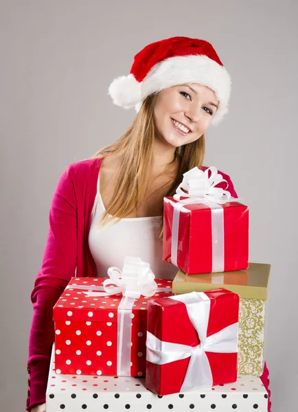 Vacker jul kvinna med gåva — Stockfoto