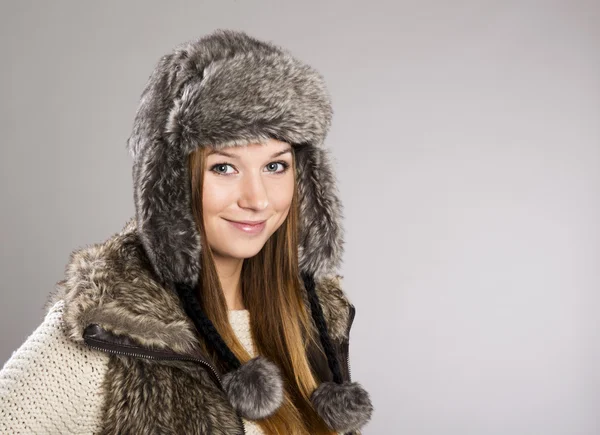 Schöne Frau im Pullover — Stockfoto