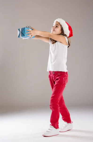 Mała dziewczynka w santa hat z prezentem — Zdjęcie stockowe