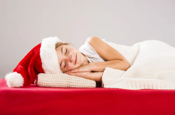 Bambina in cappello di Babbo Natale con regalo di Natale — Foto Stock