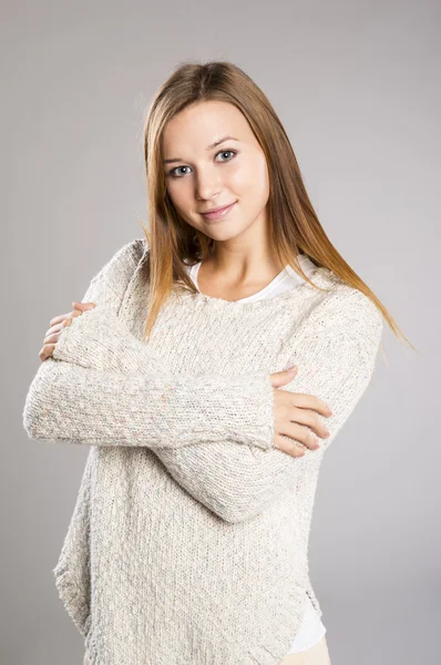 Hermosa mujer en suéter — Foto de Stock