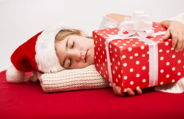 Liten flicka i santa mössa med julklapp — Stockfoto